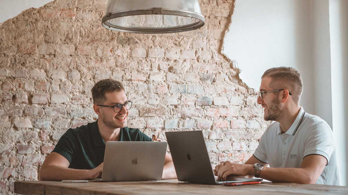 Mit dem Business-Coaching von Gabriel Haug und Adrian Philipp ein regelmäßiges Einkommen aufbauen