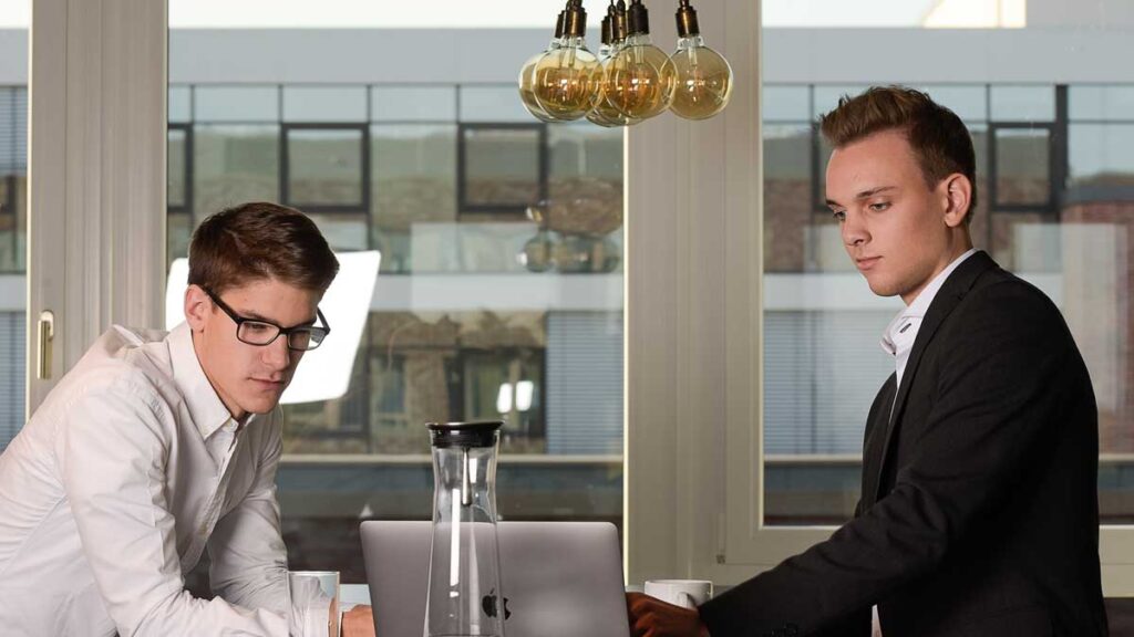 Lorenz Thaden und Tim Bauer von der Seiten-Werk GmbH & Co. KG
